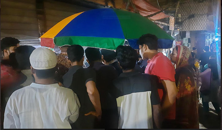 শরবতের জন্য অপেক্ষরত মানুষ