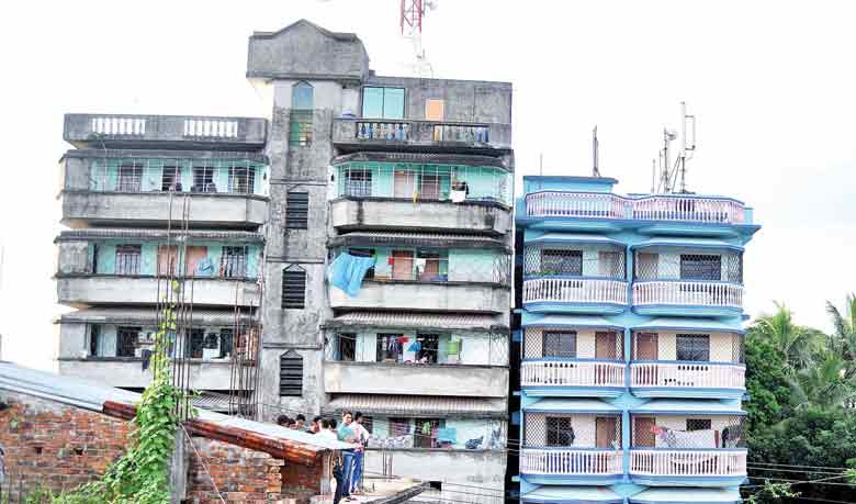 Building leans in capital after earthquake