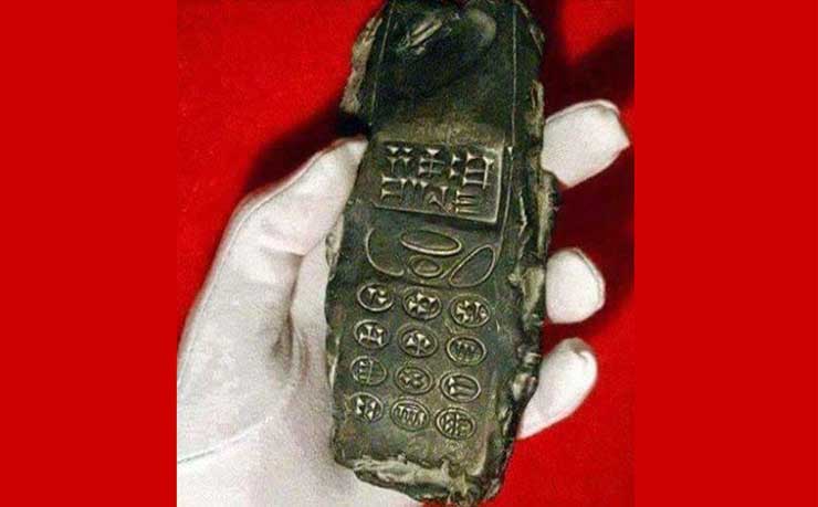 Archaeologists dug up 800-yr-old cell phone!