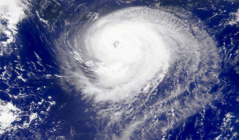 Cyclone ‘Komen’ racing toward coast, danger signal 7