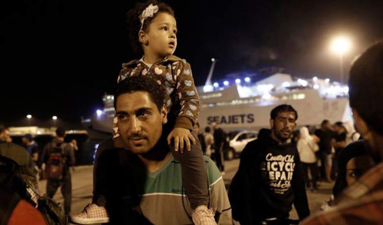 Thousands more migrants reach Athens