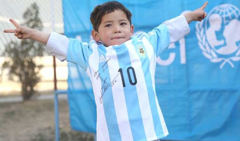 Afghan boy receives jersey from Messi