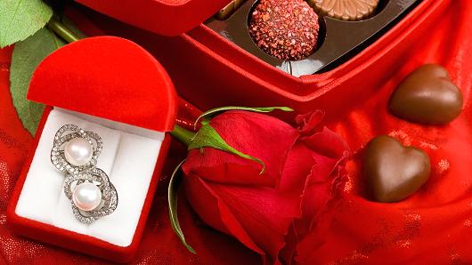 Men spend more than women on Valentine`s Day