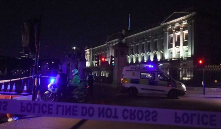 Police officers attacked near Buckingham Palace