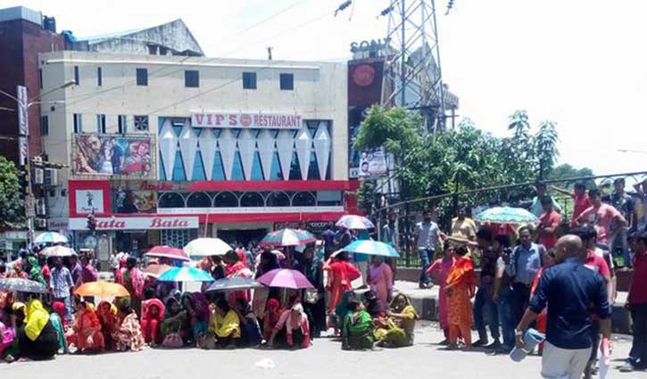 Garment workers block road, clash with police  