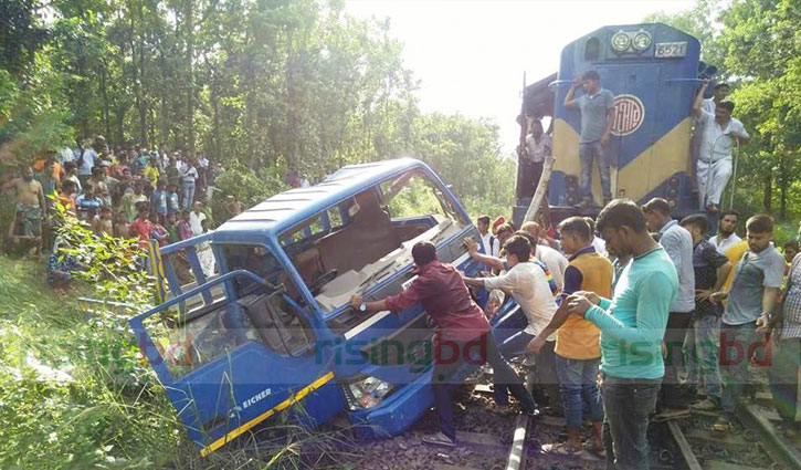 Two killed as pick up crushed under train at Kaliakoir