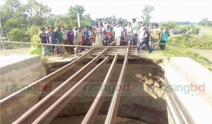 Dhaka’s rail link with southern, northern dists snapped