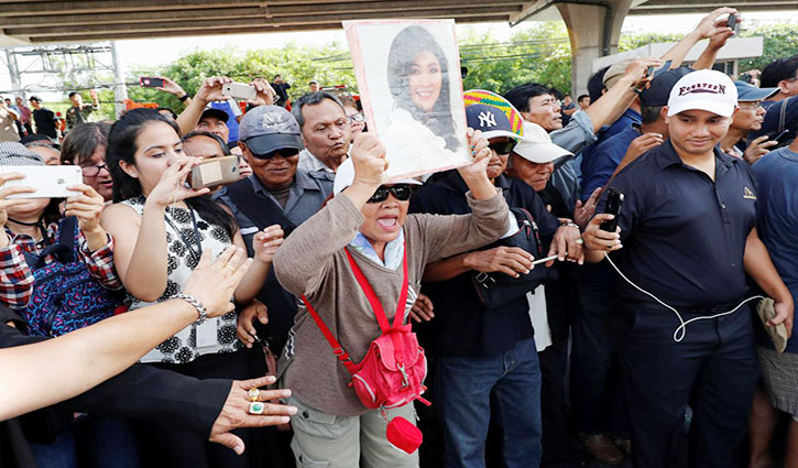 Yingluck 'flees Thailand' ahead of verdict