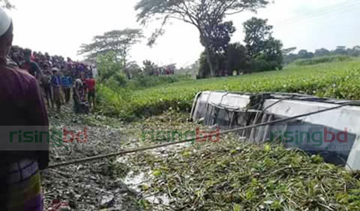 2 of a bridal party killed as bus plunges into pond