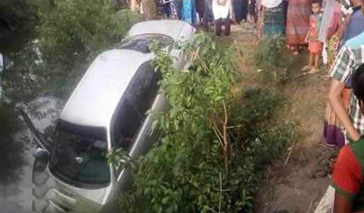 Private car plunges into ditch, one killed