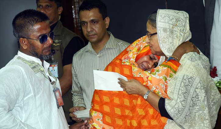 PM hands over cheques to violence victim families