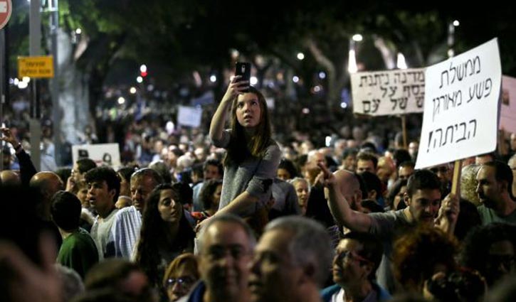 Thousands protest against Netanyahu