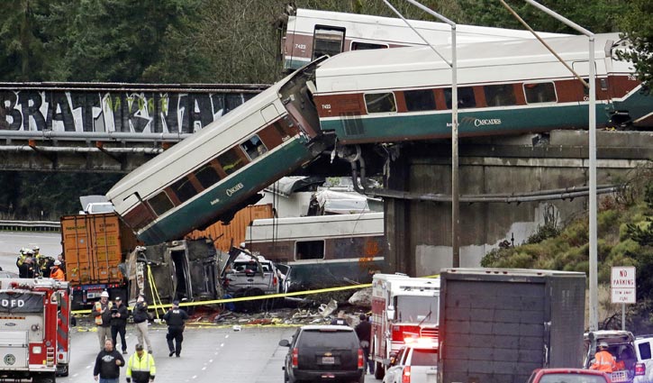 Three dead, 100 hurt in US train derailment