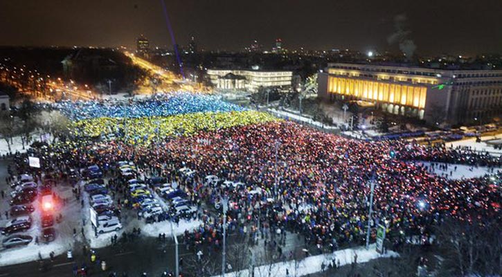 Thousands continue protests against Romanian govt