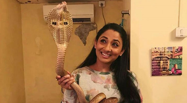 Actress arrested for posing with cobra