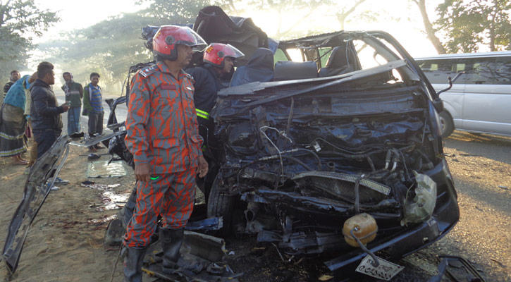 Truck-microbus collision kills 5 in Habiganj 