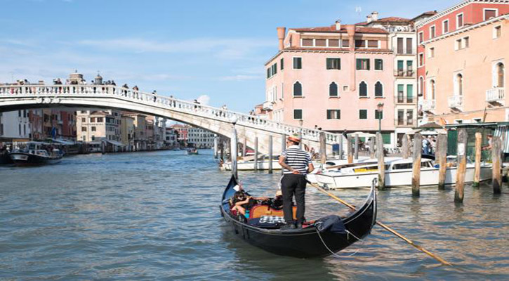 Refugee drowns in Venice canal while onlookers laugh