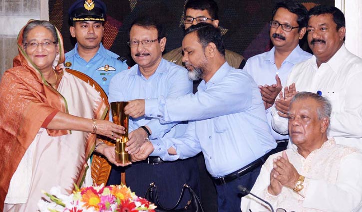 WSIS award handed over to PM