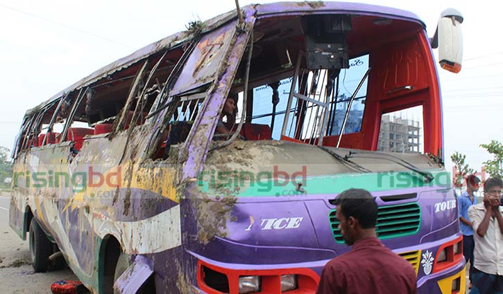 Bus plunge kills 3 in Trishal