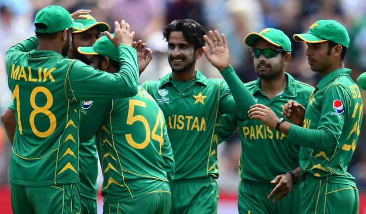 England set 212-run target for Pakistan
