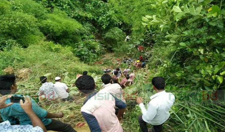 6 killed as bus plunges into roadside ditch in Ctg