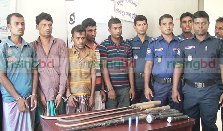 Five dacoits held with firearms, bombs in Kushtia