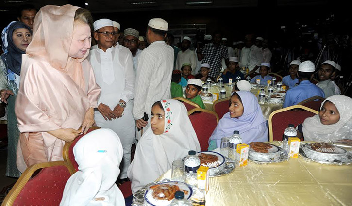 BNP chief Khaleda takes iftar with orphans