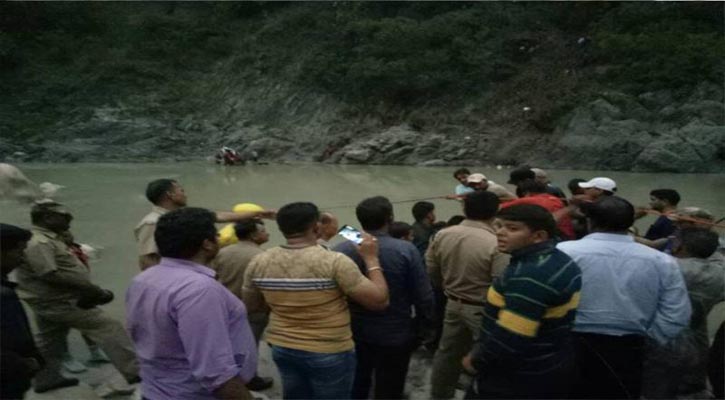 21 feared dead as bus falls into gorge in India