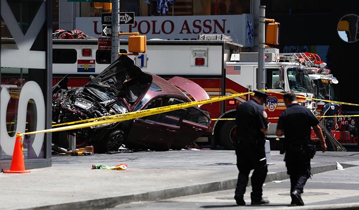 One killed in Times Square car crash