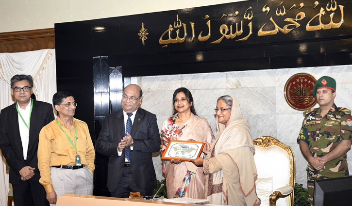 PM receives 3 awards won by Postal Department