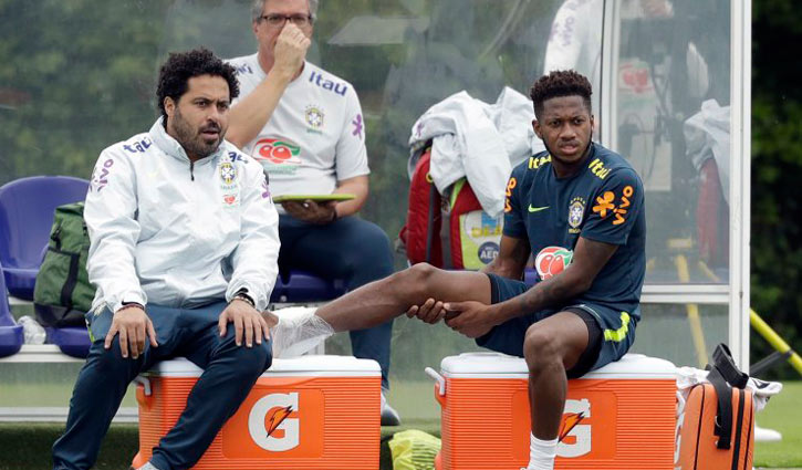 Fred injures ankle at Brazil training session