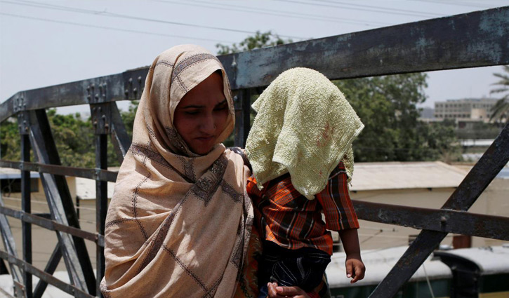 Pakistan heatwave kills 65 people in Karachi