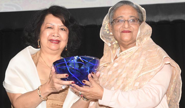 PM receives Global Women's Leadership Award