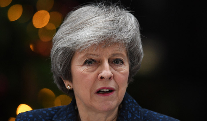 Theresa May survives confidence vote