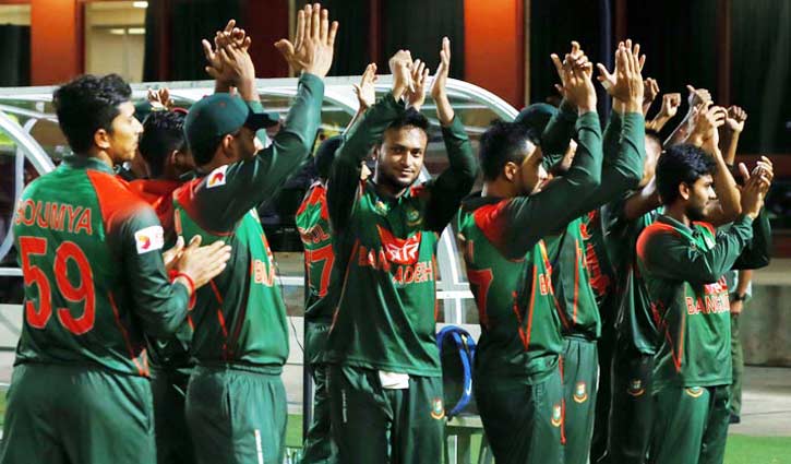 Bangladesh cricket team return home