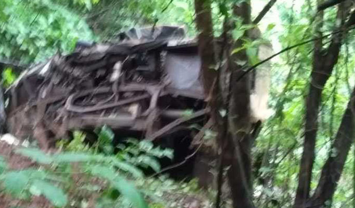 33 killed as bus falls into India ravine