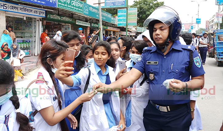 Police urge students to return to classes giving chocolates