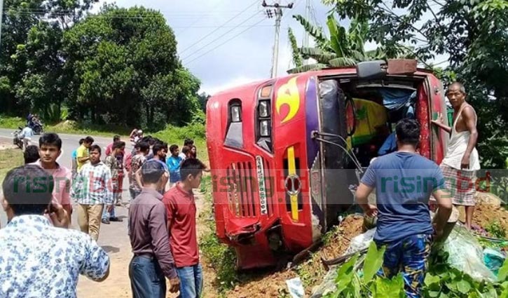 One killed after bus turns turtle