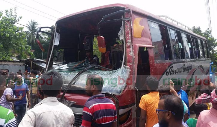 Bus rams into roadside shop in Rajshahi, 3 killed