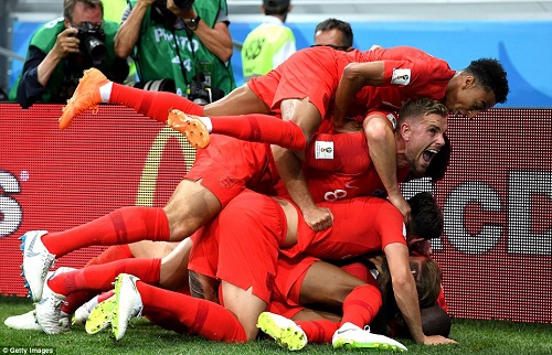 Harry Kane's late goal secures World Cup win for England