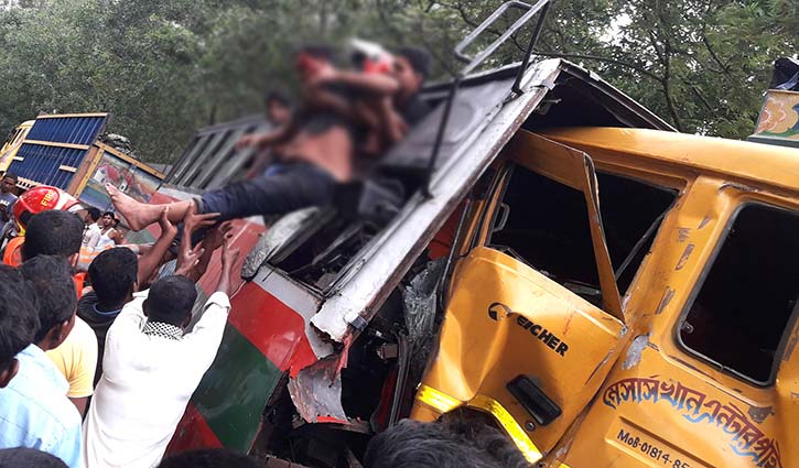 Bus-truck collision kills 2 in Thakurgaon