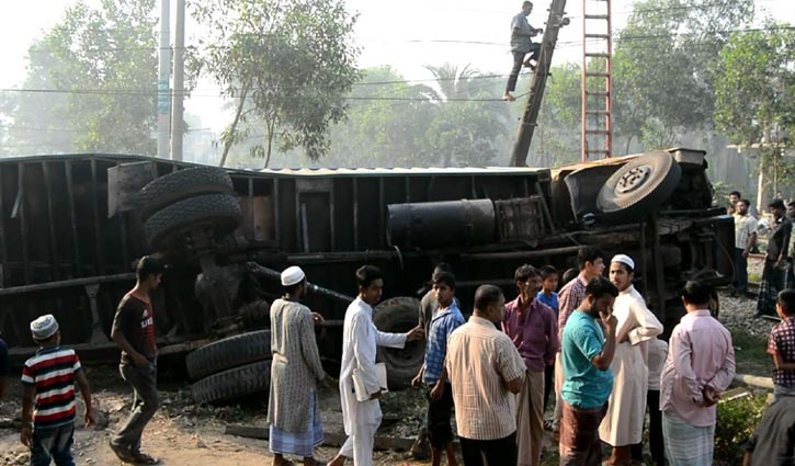 4 killed as train hits covered van in Feni