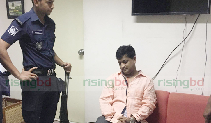 Shipping chief engineer held while taking bribe