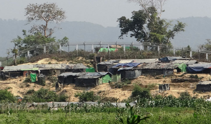 Rohingya shot as Myanmar troops open fire on border