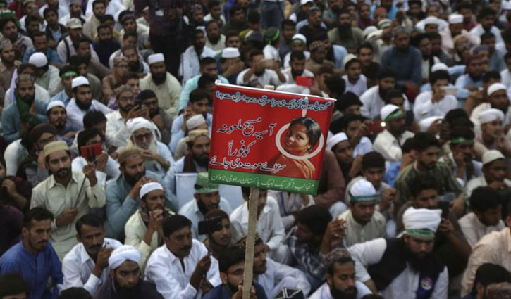 Pak police arrest cleric behind Asia Bibi protests
