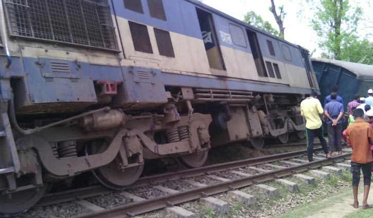 Goods-laden train derails in Tejgaon