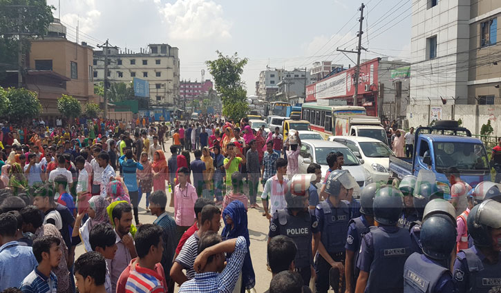 Garment workers block highway for salary in Gazipur