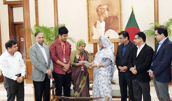 PM gives flats to former national footballers, hockey player