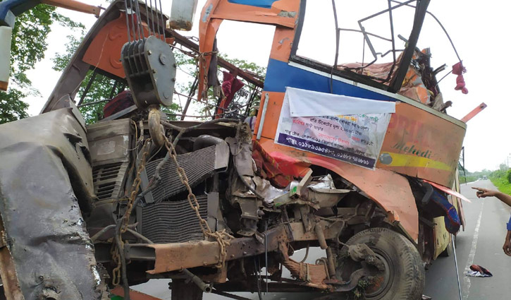 7 killed as picnic bus hits tree in Feni  
