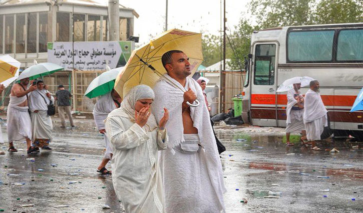 Hajj pilgrims drenched in cooling rain